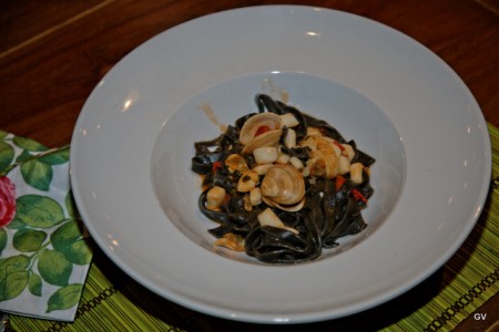 Tagliatelles noires aux coquillages et calamar Tagliatelles noires aux coquillages et calamar