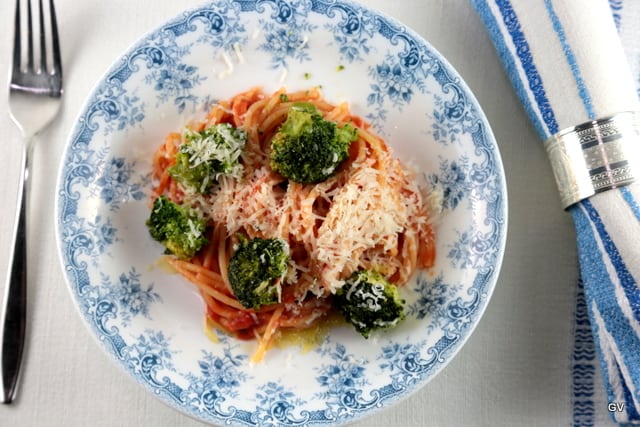 Spaghettis au brocoli et à la sauce tomate